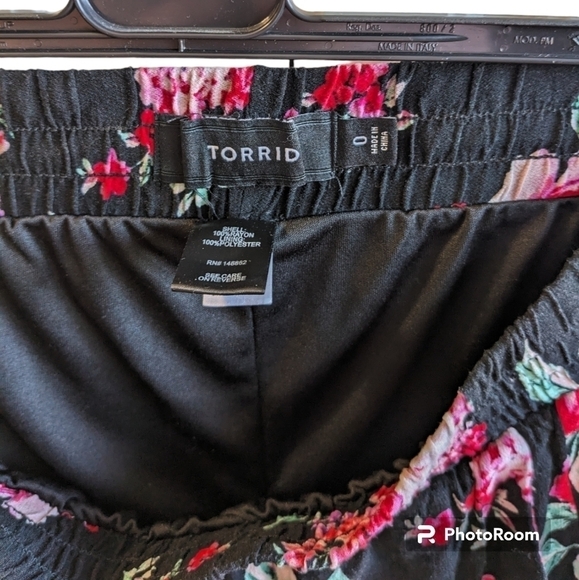 Torrid size 0 Floral shorts.  Shorts are fully lined. Boho style - Picture 4 of 7